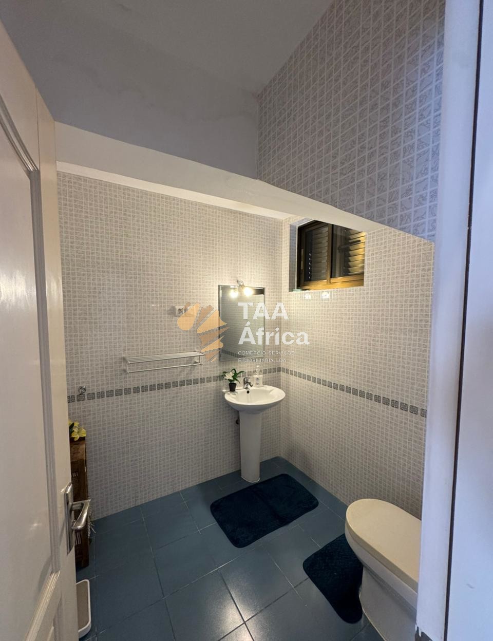 3eced3d470c547e7ad0521542de7641a