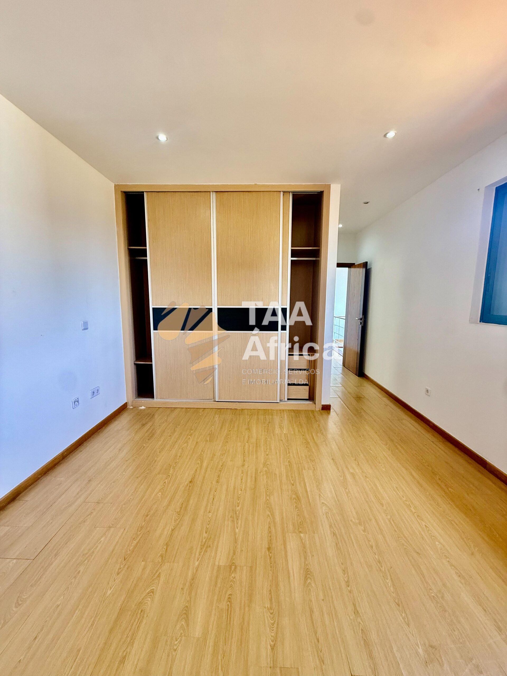 3a9e4b64-8767-4242-b8c3-b551e29cb490