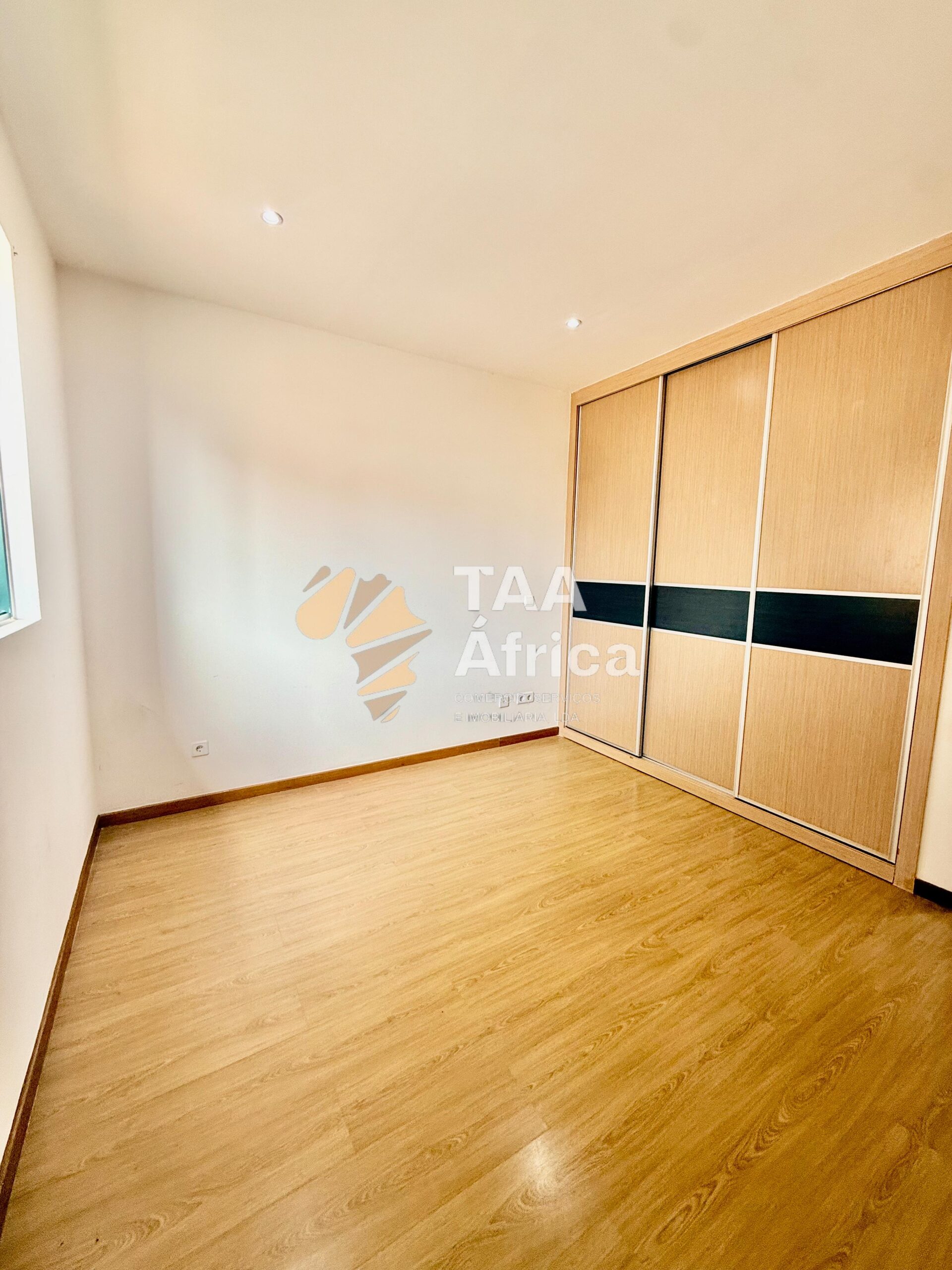 f0487dfb-4a8a-44d3-b11b-39c04e9e19a1